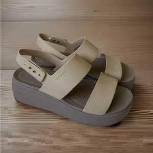 CROCS  Brooklyn LiteRide Low Platform Slingback Sandals| Latte /Tan~9